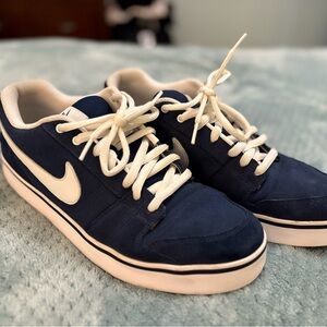 Nike Ruckus Low, Dark Blue and White Skater Shoes, Mens Size 11.5 395770-400